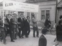 ALBUM 1957 06  1957 Május 1.-i felvonulás, Aszód - Kossuth Lajos utca.